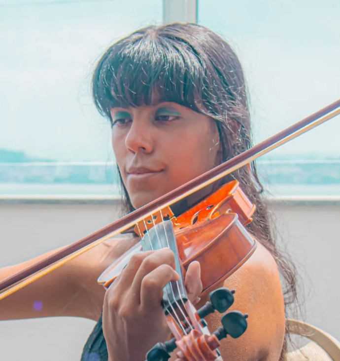 Cindy Gabriely tocando violino
